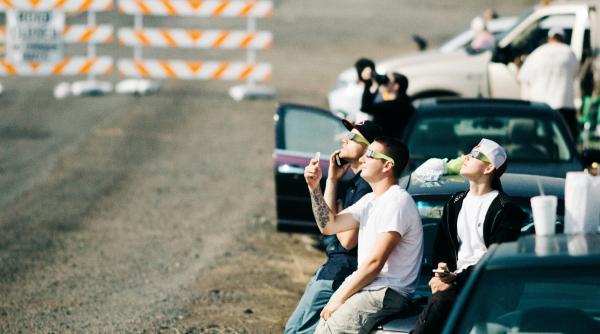 O șansă care „pică din cer”: Americanii se pregătesc pentru eclipsa totală