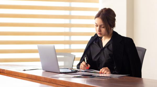 Sondaj: 47% dintre salariaţi îşi caută un nou loc de muncă. Un singur lucru i-ar face să se răzgândească