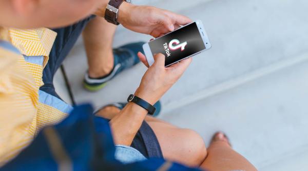 TikTok oferă bani pentru vizualizări. Comisia Europeană cere explicații