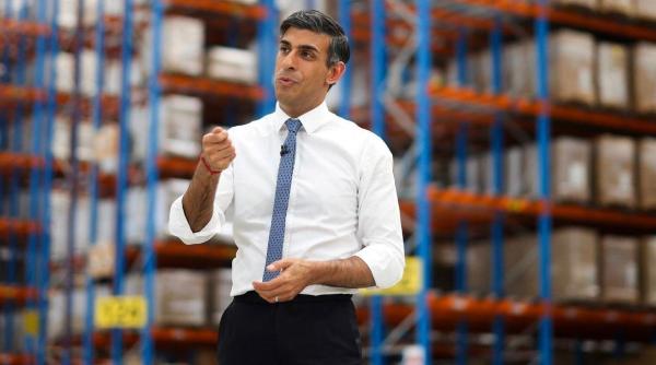 Cei mai populari pantofi din lume,  ”distruși” de premierul britanic