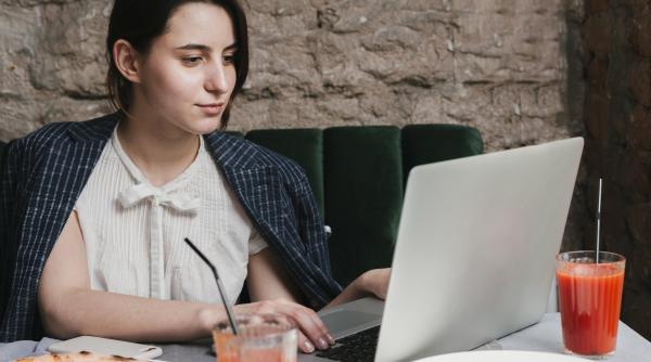 Apple vrea să rezolve o mare problemă legată de tastatură 