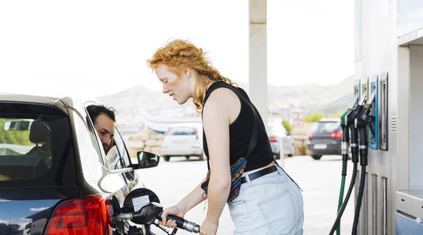 Benzina continuă să fie mai ieftină decât motorina. Cât costă un plin