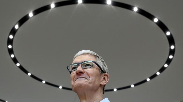 Tim Cook îşi recapătă optimismul după ce veniturile Apple au scăzut mai puţin decât se aştepta