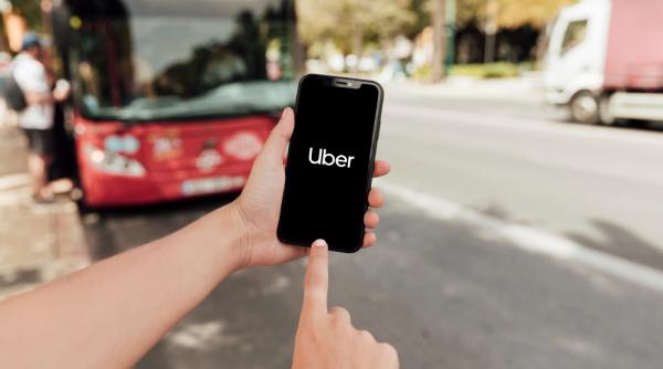 Ce uită românii în Uber şi cum îţi poţi recupera obiectele lăsate în maşină