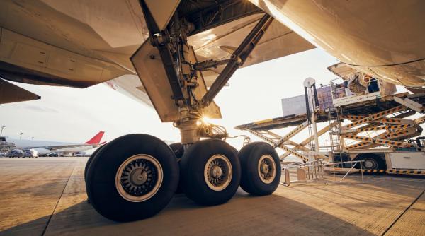 O nouă lovitură pentru Boeing. O aeronavă, forțată să aterizeze fără roțile din față