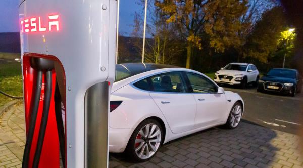 BP vrea să cumpere încărcătoarele de la Tesla