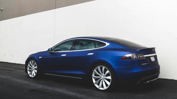 Tesla pregăteşte terenul pentru Robotaxi şi noi modele mai ieftine