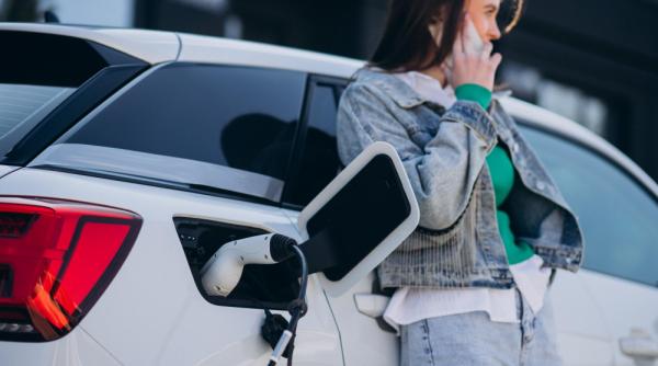 România, printre țările cu cel mai mare preț la energie. Cât costă să îți încarci mașina electrică