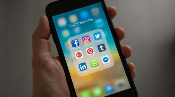 Facebook vrea să folosească postările utilizatorilor din UE pentru AI 