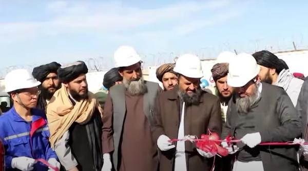 Investițiile chineze în Afganistan dau rezultate: Talibanii au vândut 1,1 mil. de barili de țiței în doar 10 zile