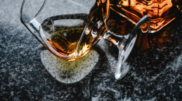 Oamenii nu mai au bani pentru coniac franţuzesc. Vânzările, în declin