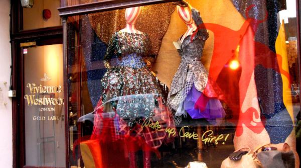 Garderoba lui Vivienne Westwood, scoasă la licitație 