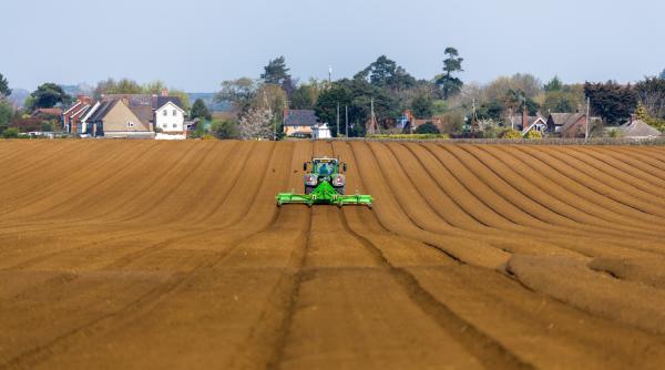 Tranzacție pe piața agricolă. Promat Comimpex preia un pachet majoritar al Agrotex