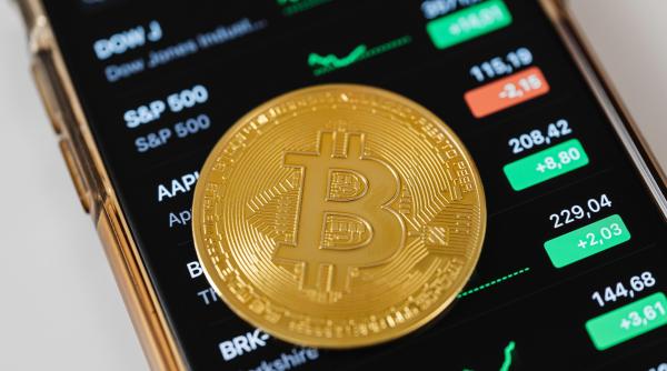 Bitcoin a scăzut până la cel mai redus nivel din ultimele patru luni (Reuters)