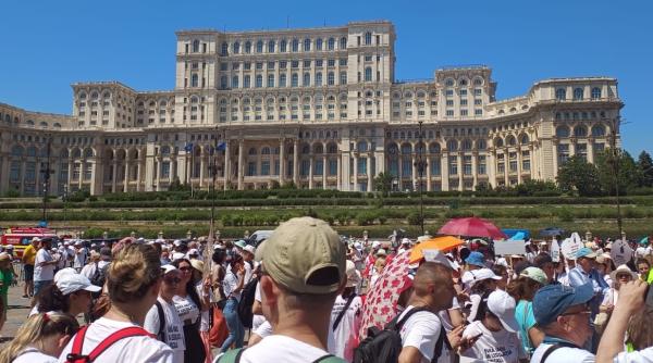 Contabilii protestează în Capitală. "Fără haos în legislaţia fiscală" LIVETEXT