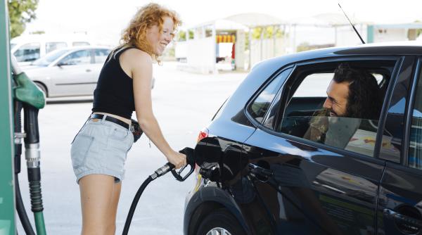 Canicula a topit chiar și prețurile la carburanți! Cât costă benzina și motorina