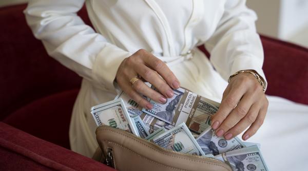 Trei din zece români optează pentru cash în vacanțele externe