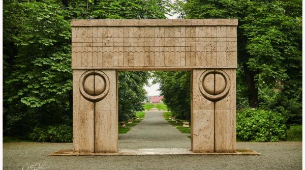 Ansamblul "Calea Eroilor" realizat de Brâncuşi la Târgu Jiu, inclus în Patrimoniul UNESCO. Ciolacu: Oportunitate de a atrage vizitatori din întreaga lume