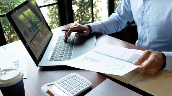 Estimările specialiştilor CFA România privind cursul valutar, inflaţia şi dobânzile