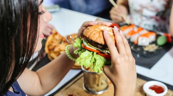 Inflația împinge oamenii să renunțe la fast-food, gătitul acasă devine mai atractiv