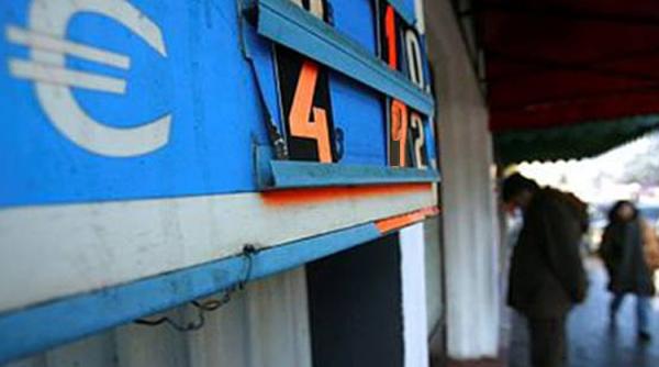 Curs valutar. Leul pierde teren în fața euro și a dolarului. Aurul se scumpește din nou