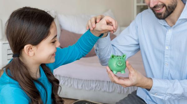 Cea mai bună lecție de educație financiară pe care o poți oferi copilului tău
