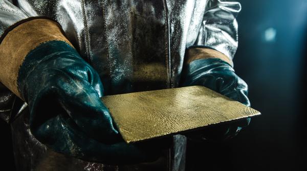 Aurul se tranzacționează aproape de pragul istoric de 2.500 de dolari