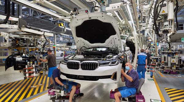 BMW depășește Tesla la vânzările de mașini electrice