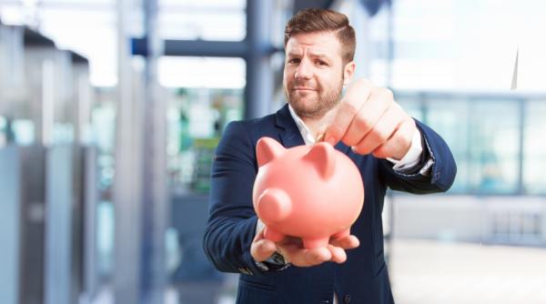 Câți bani reușesc românii să pună deoparte. Tehnici simple de economisire