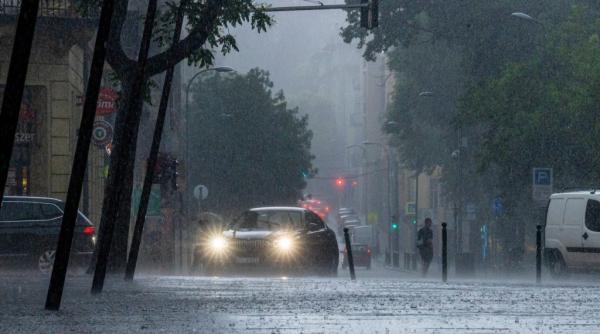 Ploi abundente, tunete și fulgere în cinci județe, până mâine dimineață 