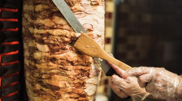 Raid al ANPC la shaormerii din București. Mai multe locații, închise temporar