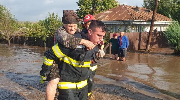 Premierul Ciolacu, în zona inundațiilor: Prioritatea este salvarea de vieți omenești 