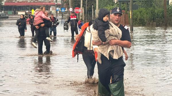 Ravagii provocate de inundații: Gospodării distruse, drumuri închise, oameni evacuați, sate izolate