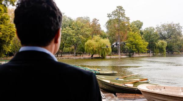 Nicuşor Dan vânează ţânţarii din Cişmigiu cu drona