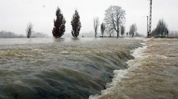 Alerte de viituri în 18 bazine hidrografice şi pe râurile din Dobrogea, până luni la mizeul nopţii