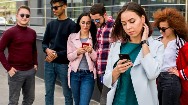 Care este metoda prin care rețelele sociale ne țin captivi. Semnale de alarmă trase de foști șefi din industrie