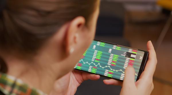 Cursul BNR. Leul scade, aurul doboară toate recordurile