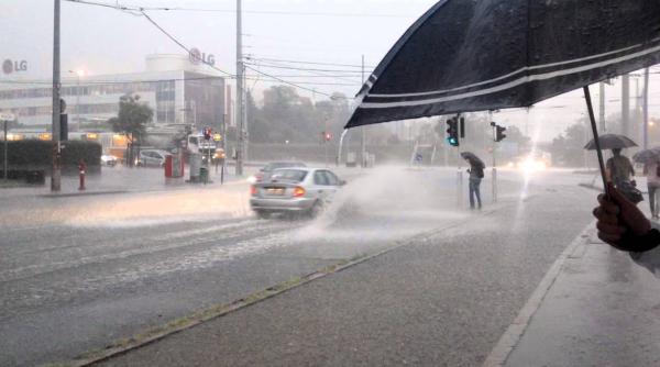 Ploi torențiale până duminică seară. Alerte meteo