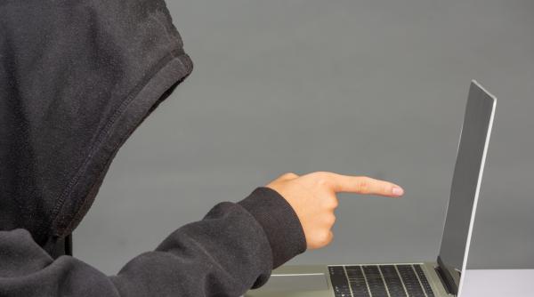 Facebook, record de escrocherii online. Revolut cere Meta să se implice în restituirea banilor pierduți de victime