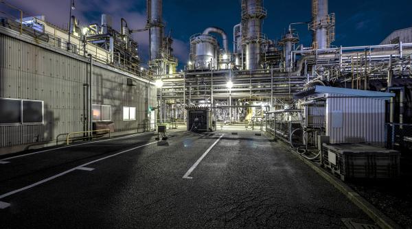 Prețul petrolului a crescut, aurul, tot mai departe de recordul absolut