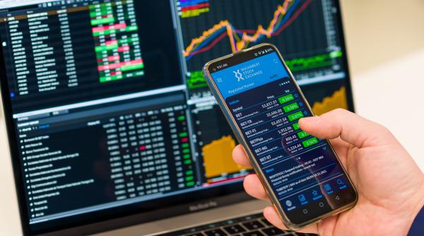 Aurul, un nou record: 2.688 dolari/uncie. Moneda euro, nesigură