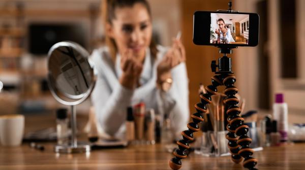 Influencerii români, în atenția Fiscului: Cum sunt impozitate veniturile obținute pe rețelele sociale