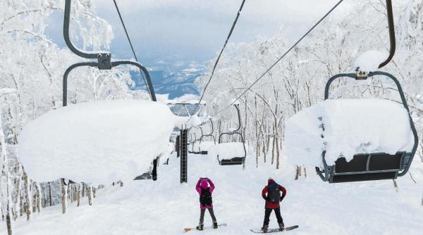 Vacanță de schi în Japonia? De ce e momentul pentru o astfel de ”escapadă”