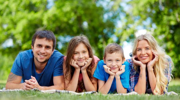 De câţi bani are nevoie o familie de doi adulți și doi copii pentru un trai decent