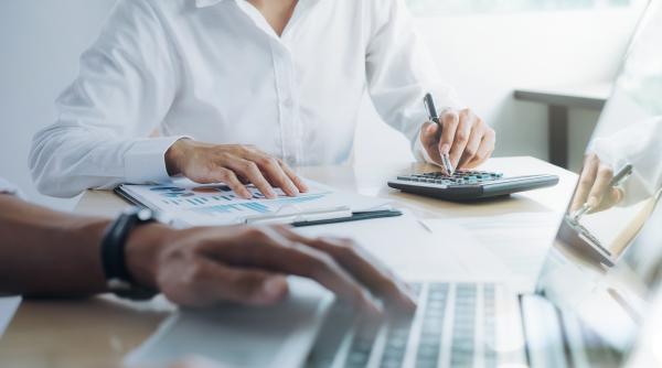 MIPE începe plata sprijinului educațional de 500 lei pentru preșcolarii și elevii dezavantajați