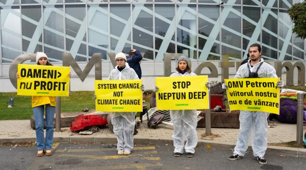 Protest la sediul OMV Petrom: Greenpeace România returnează deșeurile lăsate în urma inundațiilor din Galați