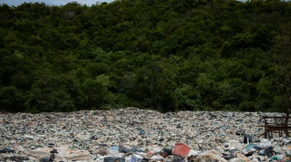 Un val de deşeuri din plastic blochează funcţionarea unui mare baraj hidroenergetic