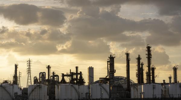 Mol susţine că renunţarea la importurile de petrol din Rusia este nerealistă