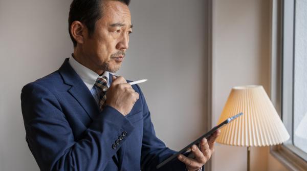 Companiile chineze se agață de dolarul american 