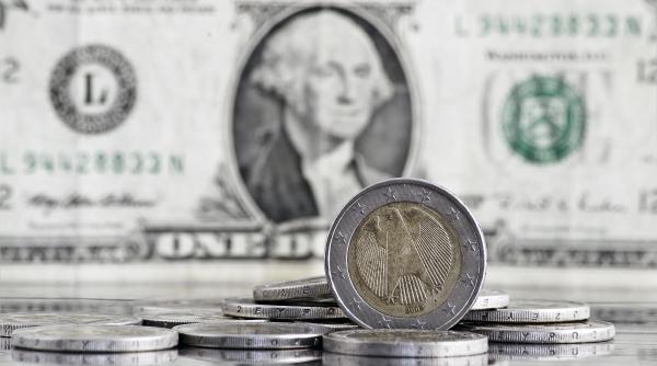 Euro, la cel mai mic nivel din ultimii doi ani față de dolar